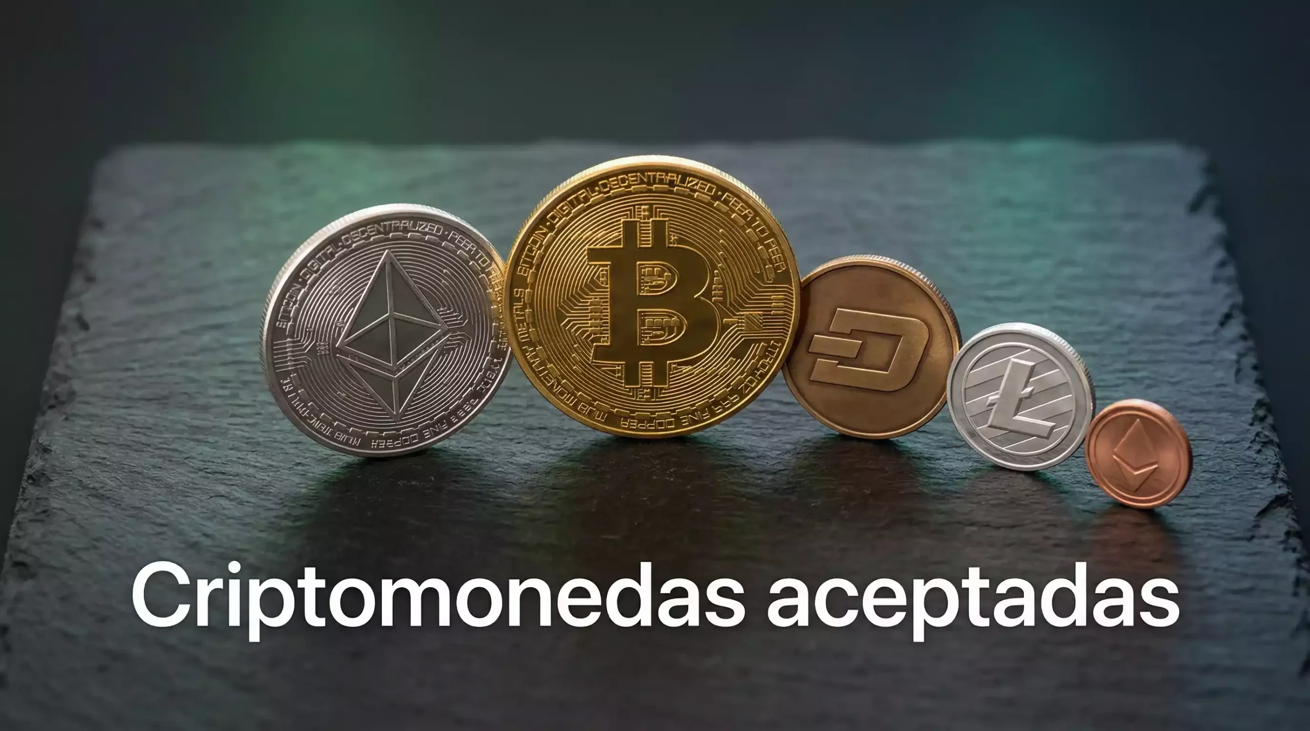 Monedas físicas representativas de Bitcoin, Ethereum y USDT alineadas sobre una superficie oscura con luz lateral